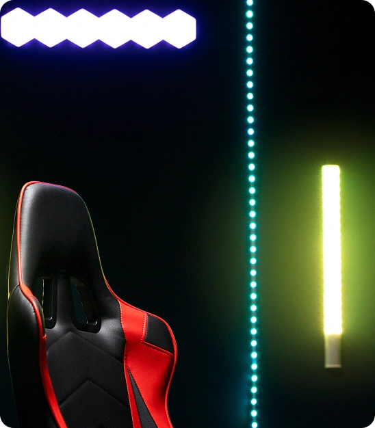 Een strakke, zwart-rode gamingstoel staat centraal tegen een donkere achtergrond. De stoel wordt geflankeerd door verticale gele lampen, terwijl blauwe lampen het tafereel omlijsten, wat een intense, futuristische sfeer creëert